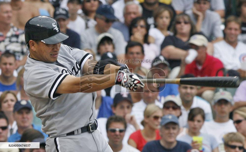 Iguchi hits a solo homer