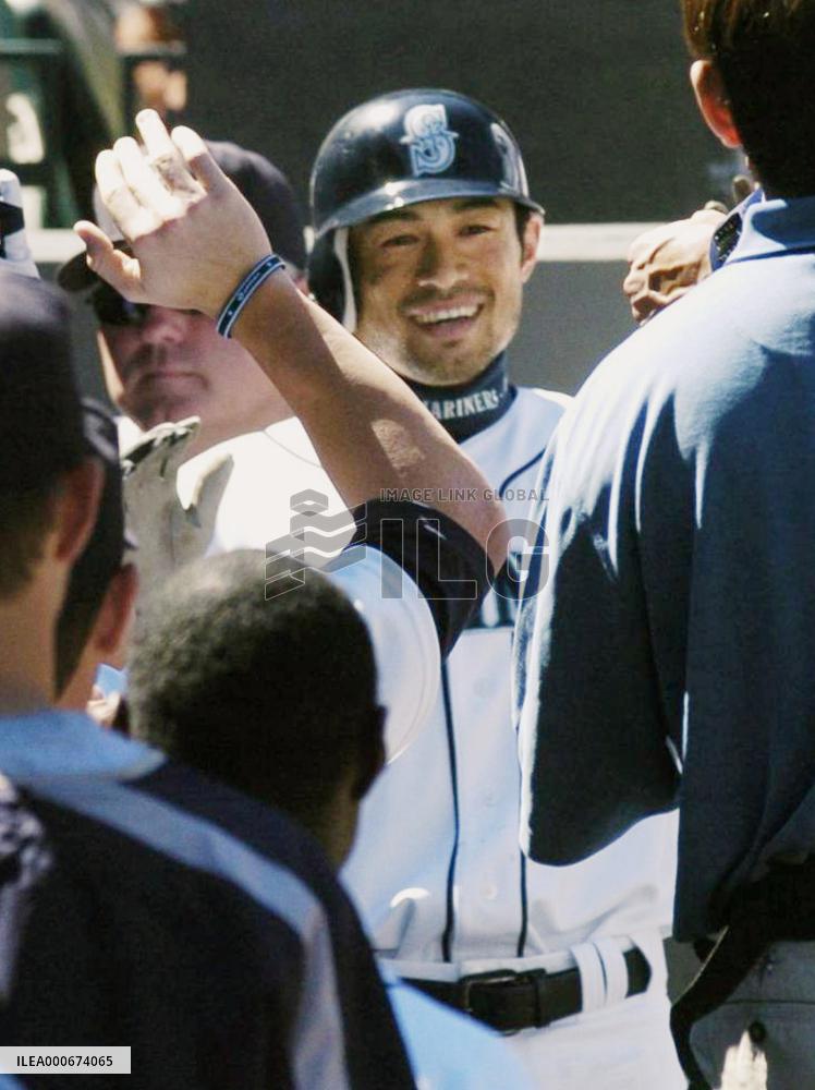 Ichiro homers twice, breaks record in Seattle victory