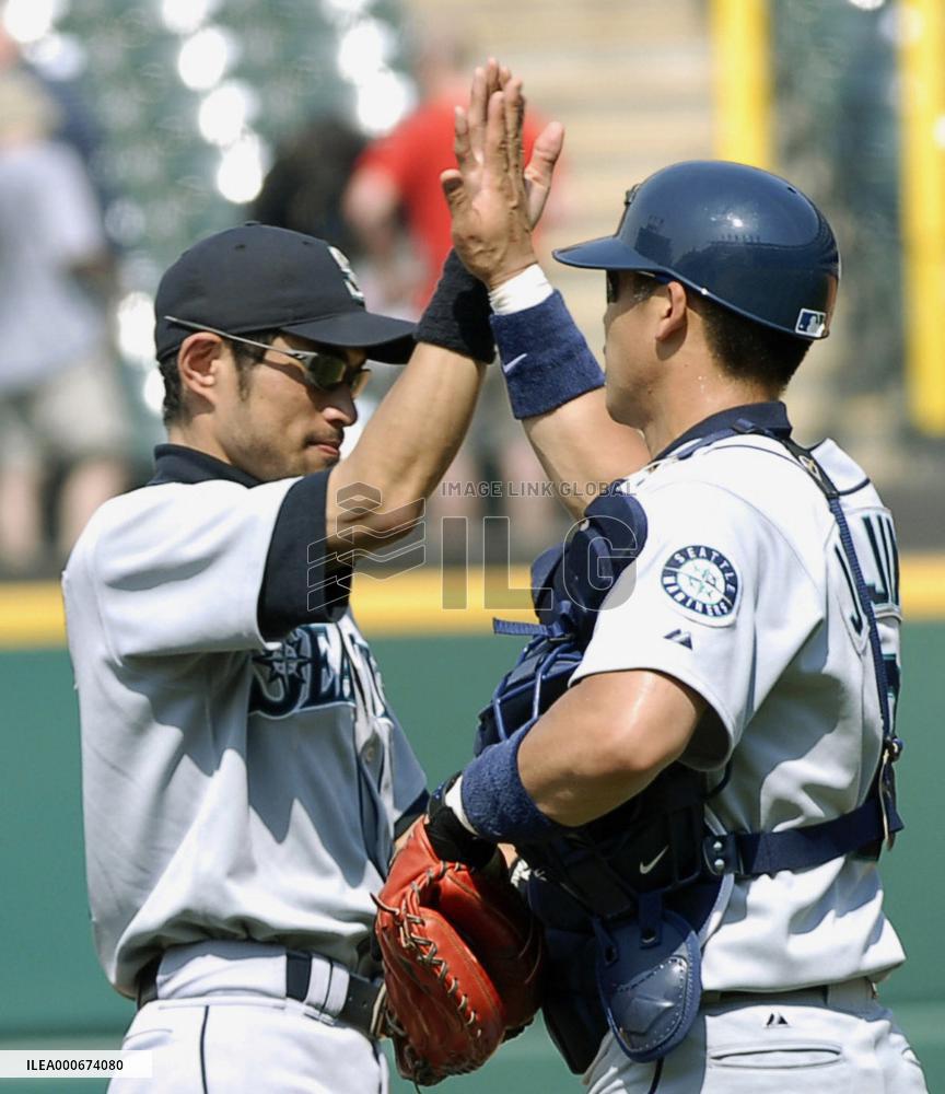 Ichiro marks 900th game with hit