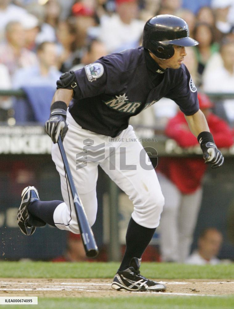 Ichiro collects 3 more hits a day after marking 1,500th MLB hit