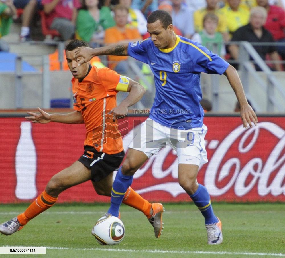 Netherlands defeat Brazil 2-1