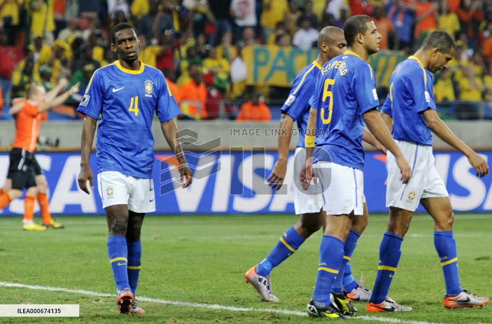 Netherlands defeat Brazil 2-1