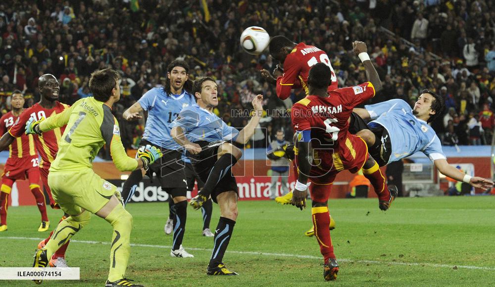 Uruguay beat Ghana on penalties