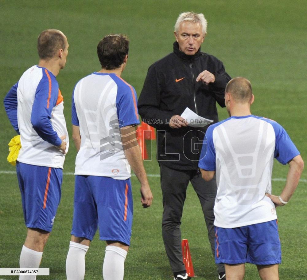 Uruguay, Netherlands ready for World Cup semifinal