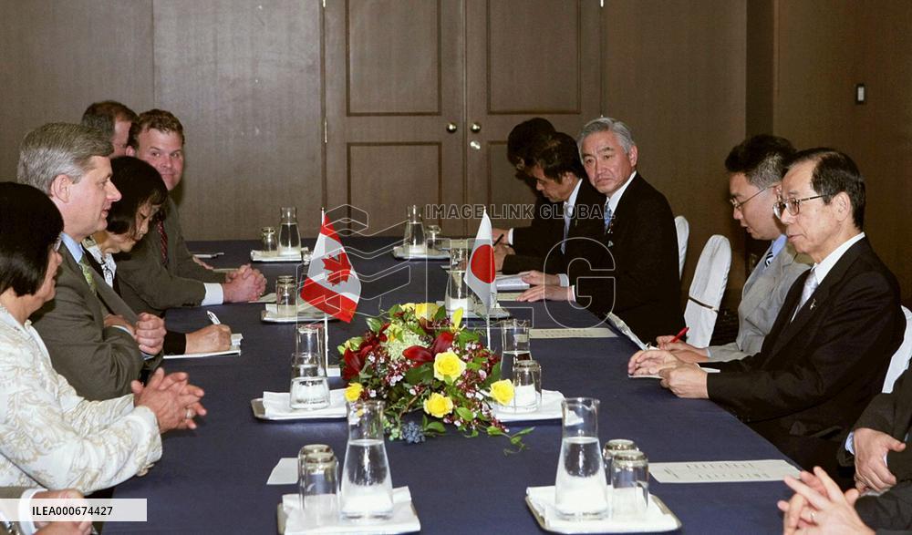 Canada's Harper holds talks with Fukuda