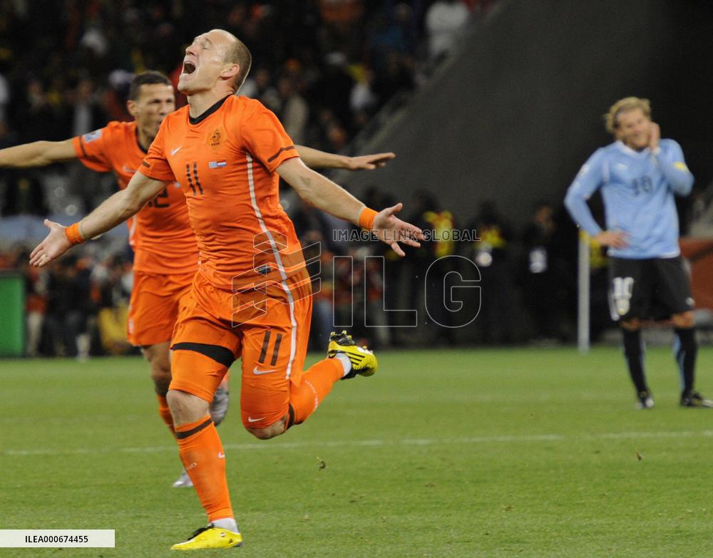 Netherlands beat Uruguay 3-2 to reach finals