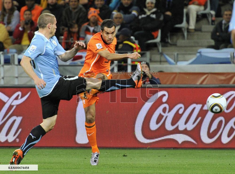 Netherlands beat Uruguay 3-2 to reach finals