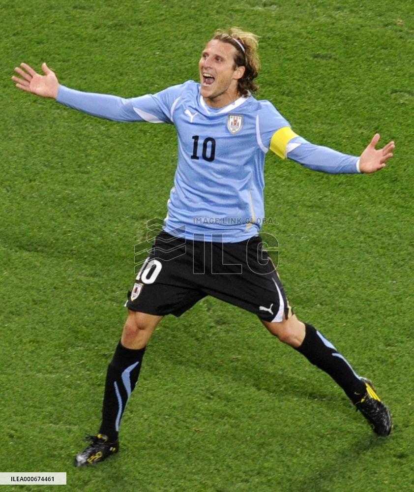 Netherlands beat Uruguay 3-2 to reach finals