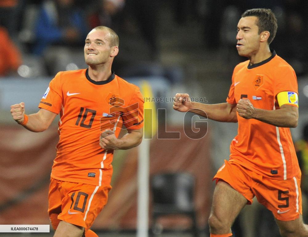 Netherlands beat Uruguay 3-2 to reach finals