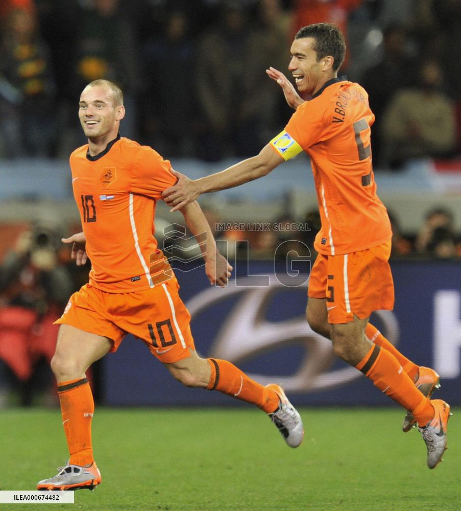 Netherlands beat Uruguay 3-2 to reach finals