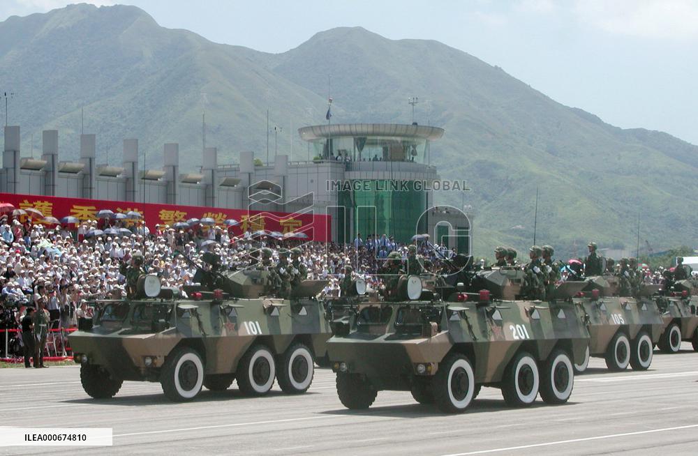 (2)China stages military parade in H.K.