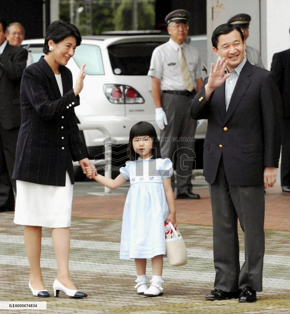 Crown prince, family in Nasu on summer holidays