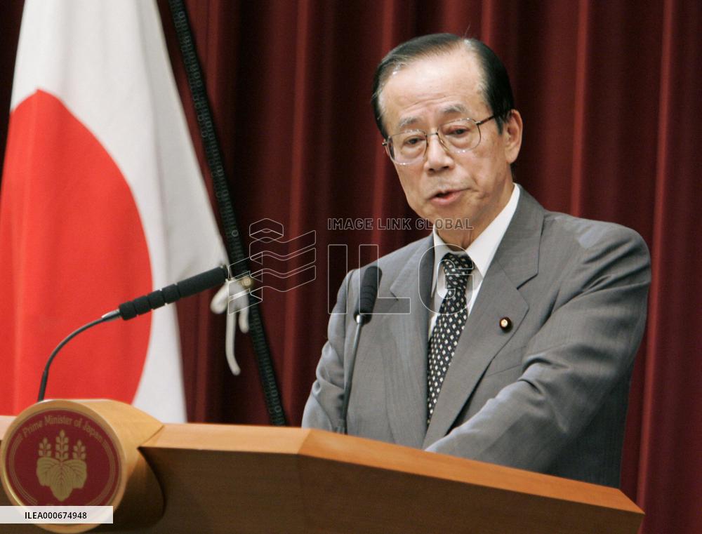 Fukuda makes major change to Cabinet, retains only 4
