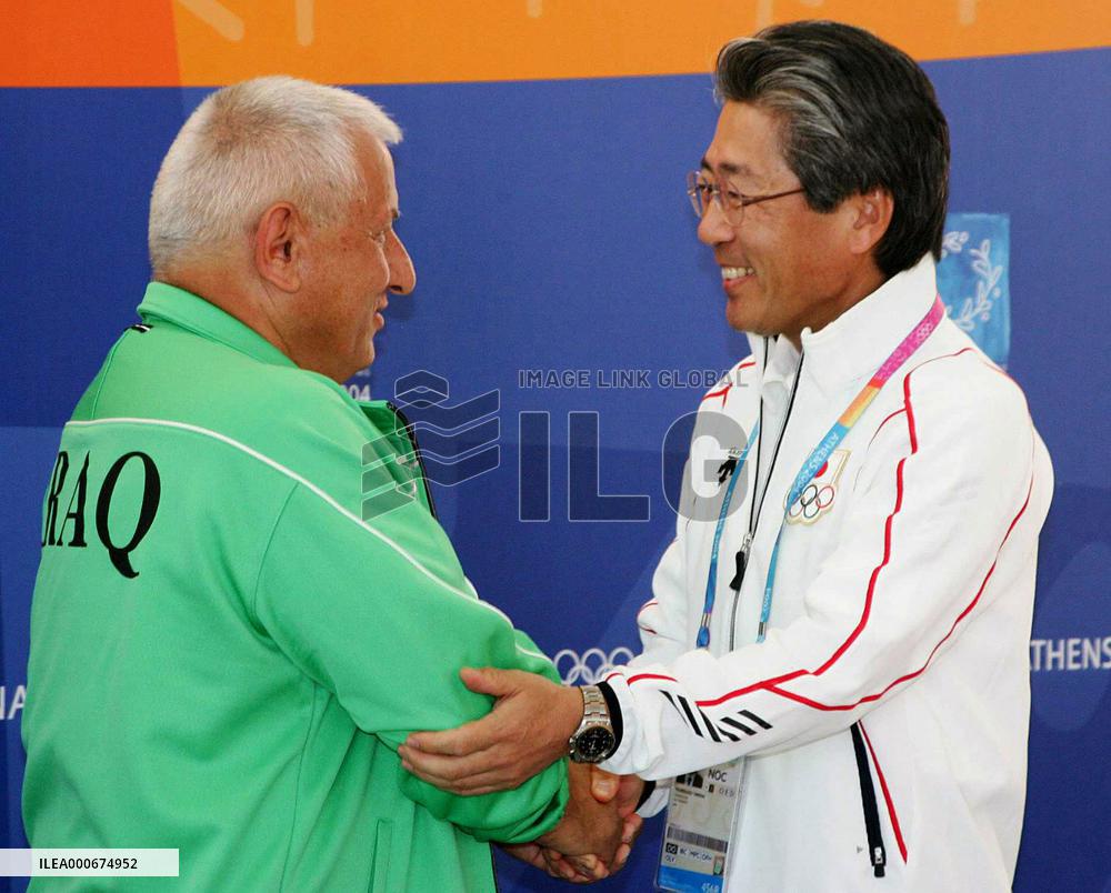 Japan gives sports supplies to Iraqi athletes in Athens