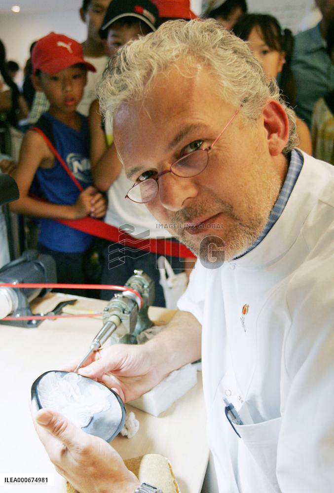 German jewelry sculptor gives demonstration at Aichi Expo