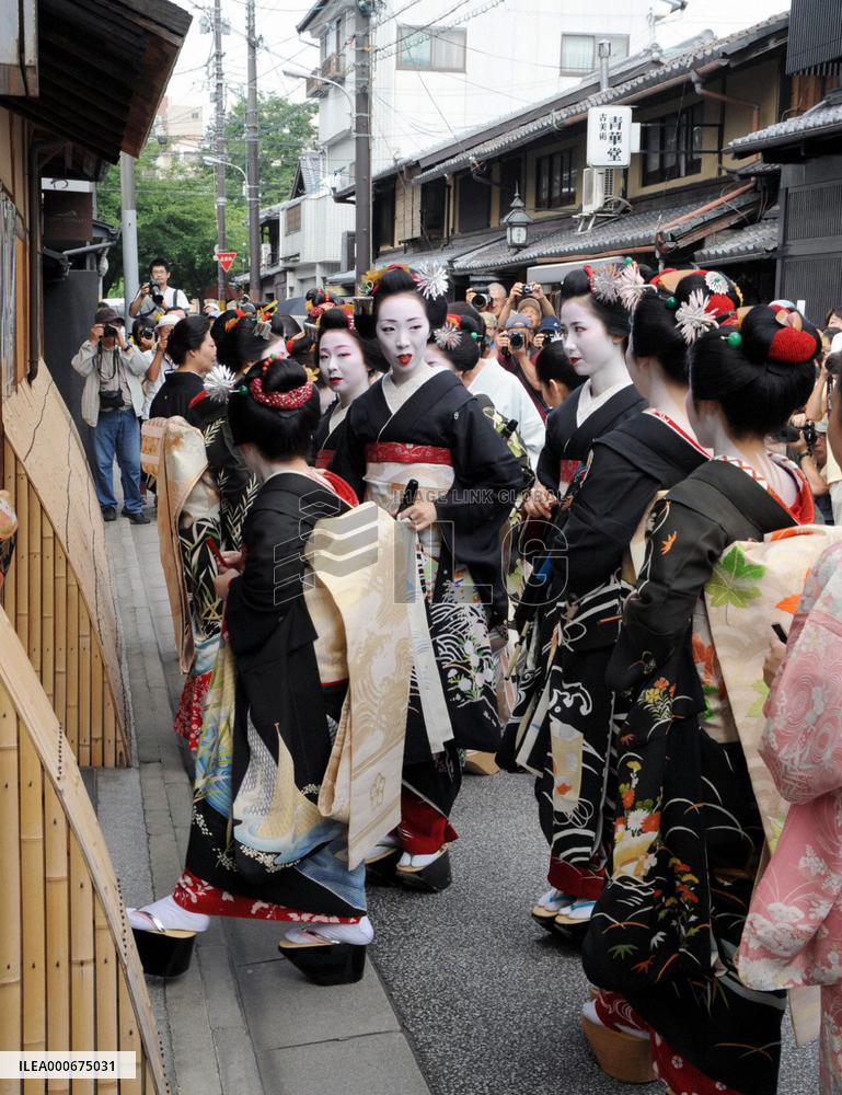 Maiko, geiko and tourists in Kyoto