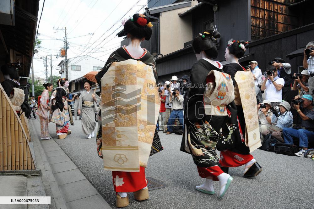 Maiko, geiko and tourists in Kyoto