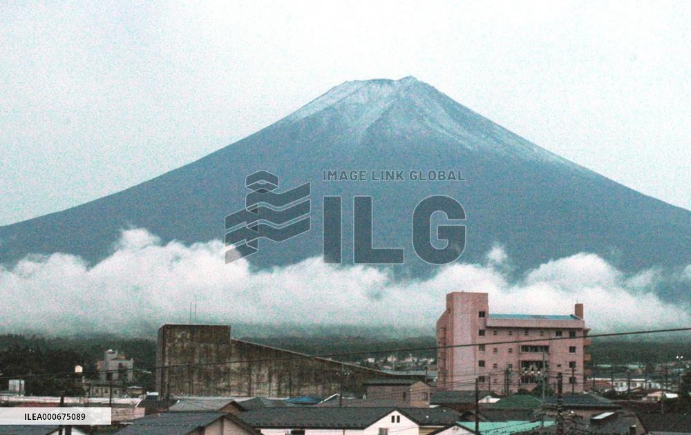 Hail falls on Mt. Fuji