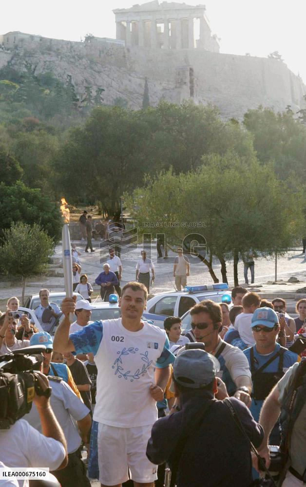 (2)Greece braces for Olympic opening