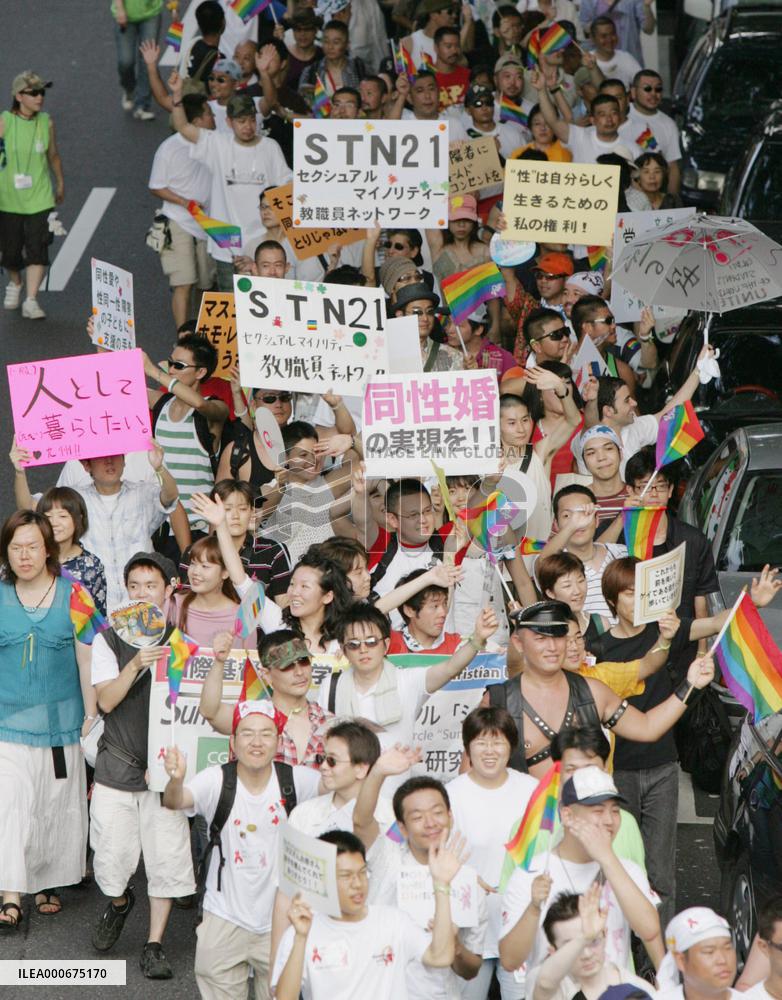 Gays, lesbians parade in Tokyo after three-year hiatus