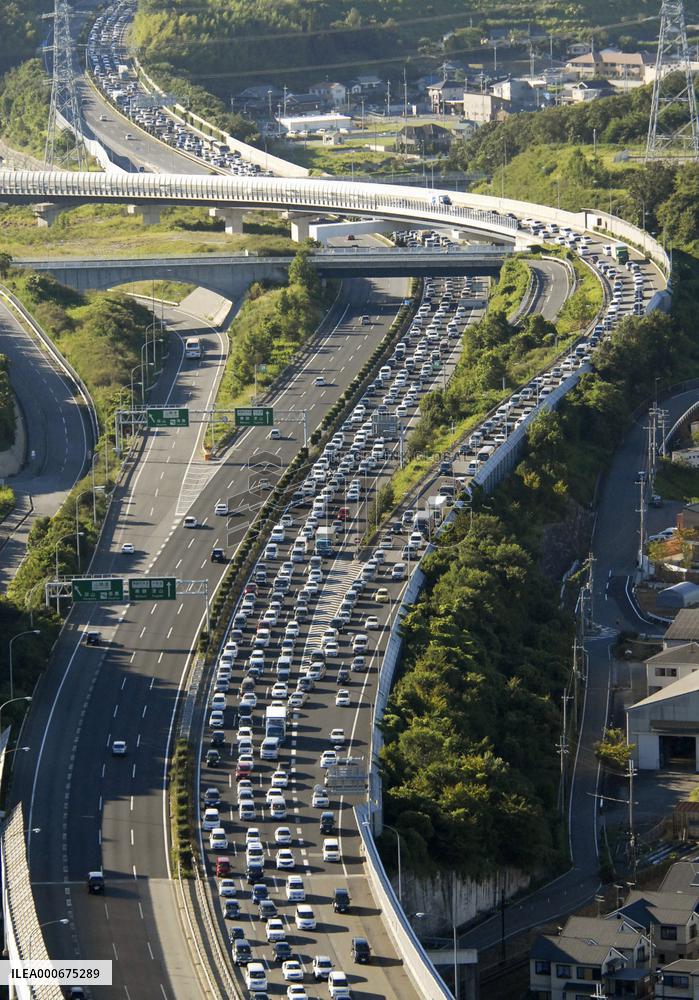 Holidaymakers' return rush begins