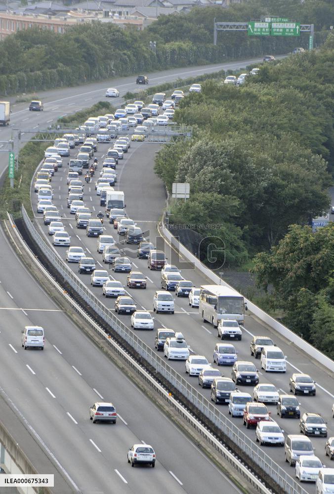 Holidaymakers' return rush begins