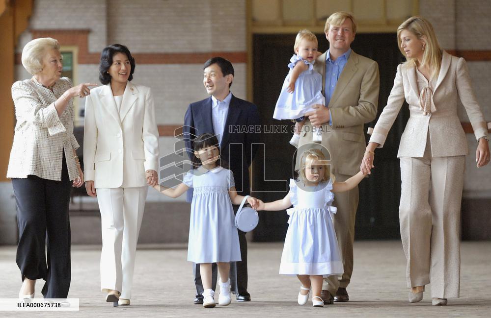 Crown prince, princess visit stables with Dutch Queen Beatrix