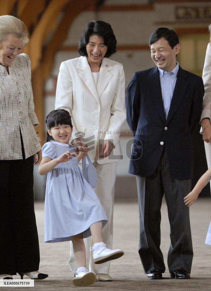 Crown prince, princess visit stables with Dutch Queen Beatrix
