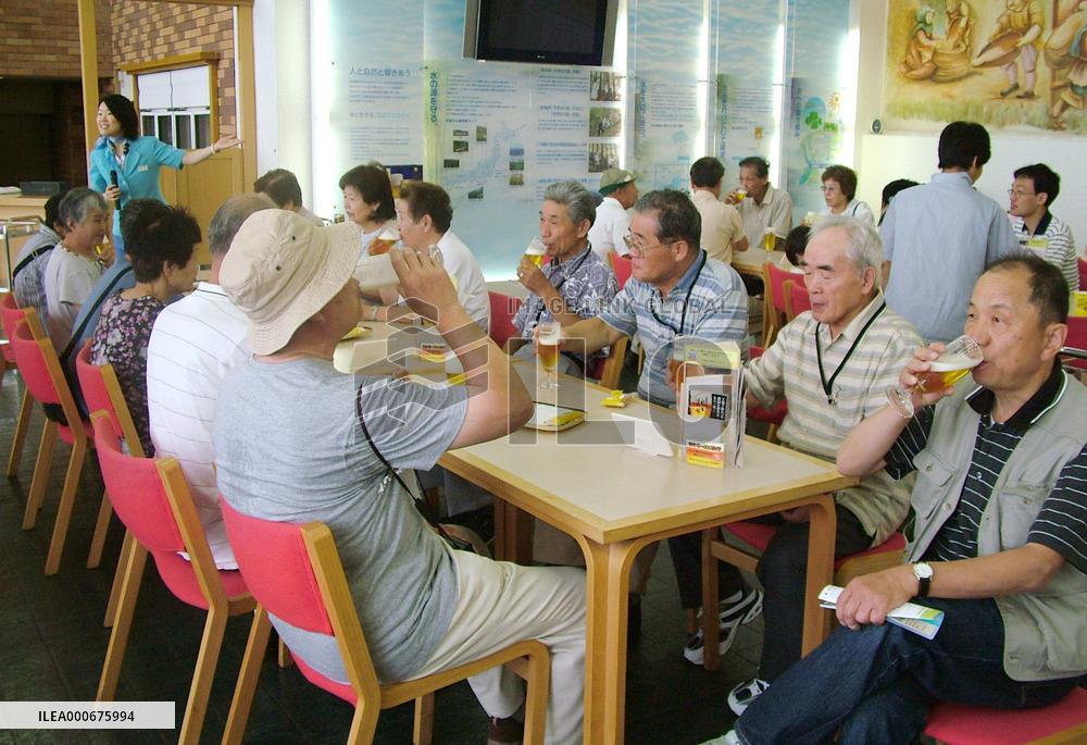 Beverage makers opening factories to children and parents