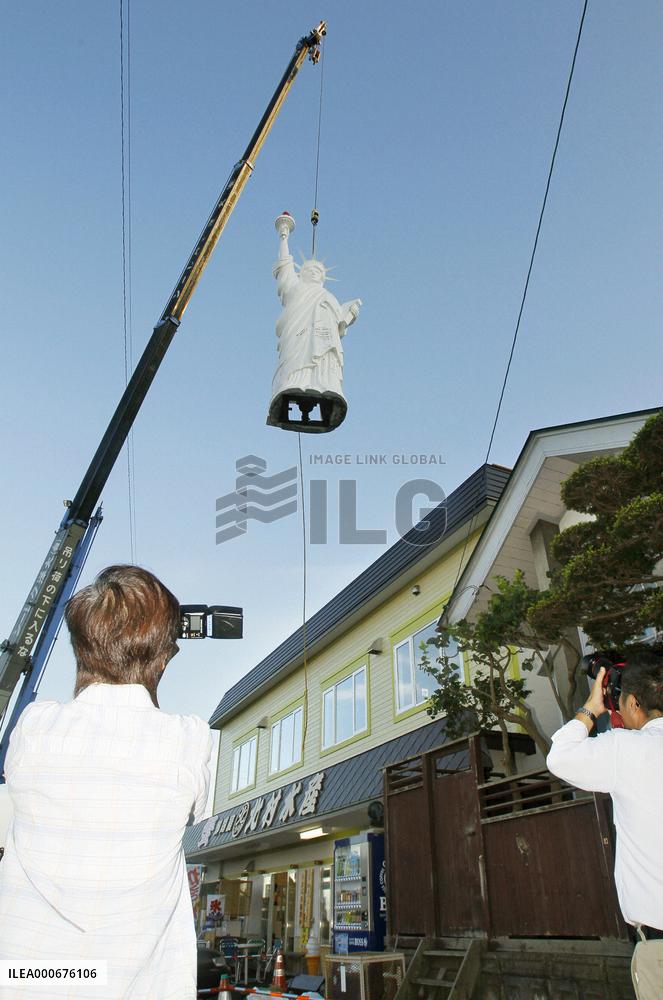 Statue of Liberty replica removed