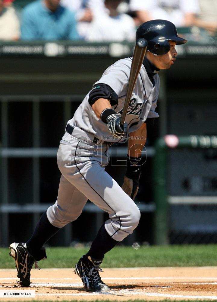 Mariners' Suzuki delivers 3 hits in game against White Sox