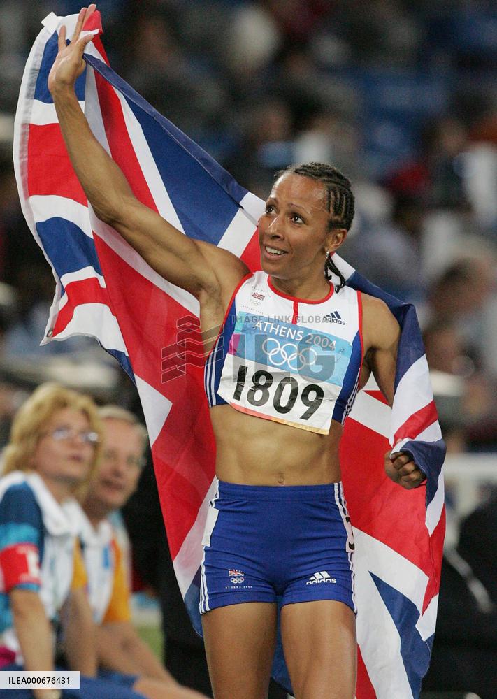 Holmes wins women's 800-meter race