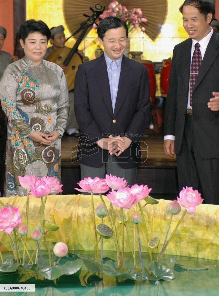 Crown prince visits Vietnam Pavilion