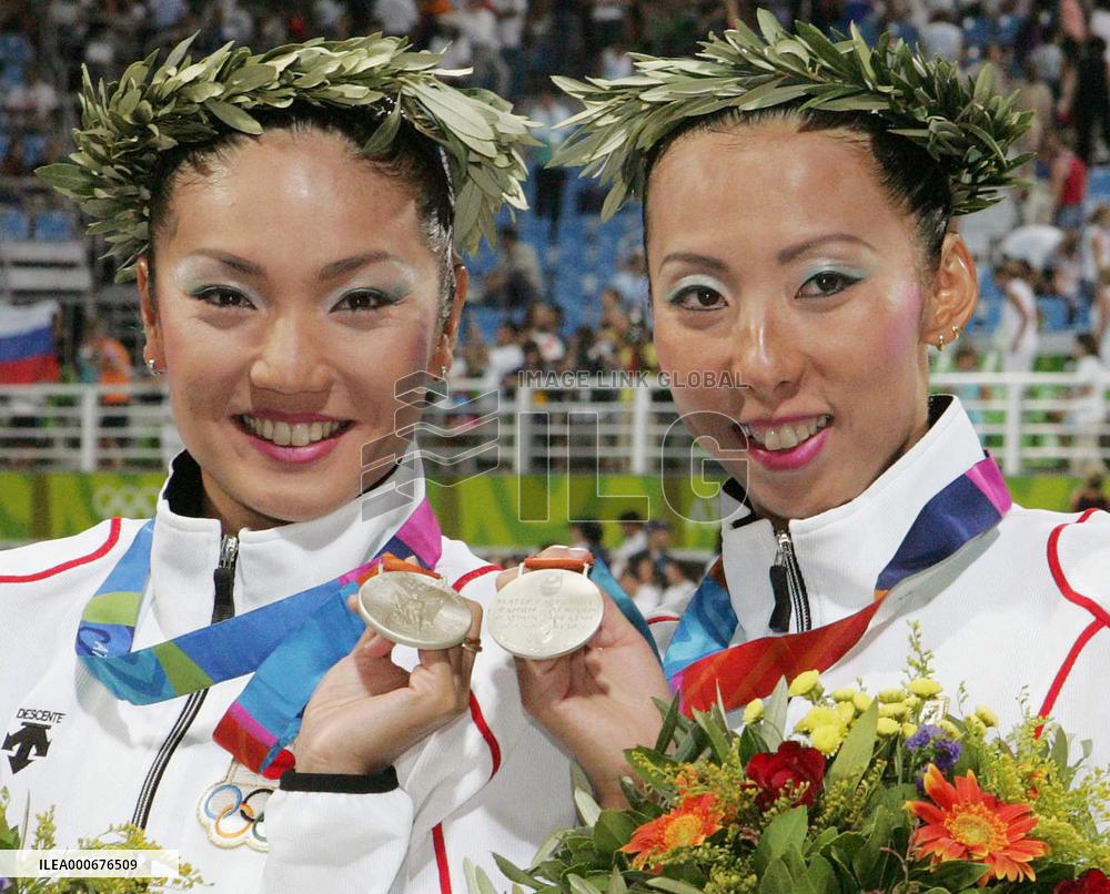 (1)Japan wins silver in Olympic synchronized duet