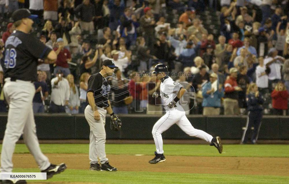 (1)Mariners' Ichiro achieves record with homer