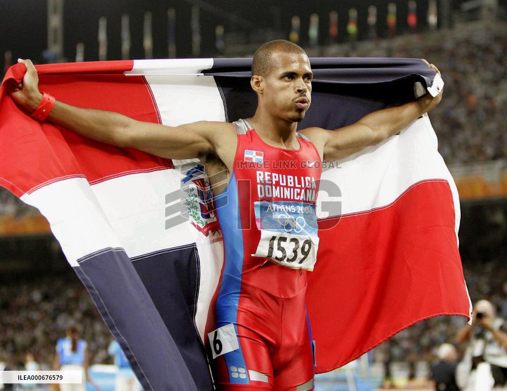 (2)Dominican Republic's Sanchez wins men's 400m hurdles