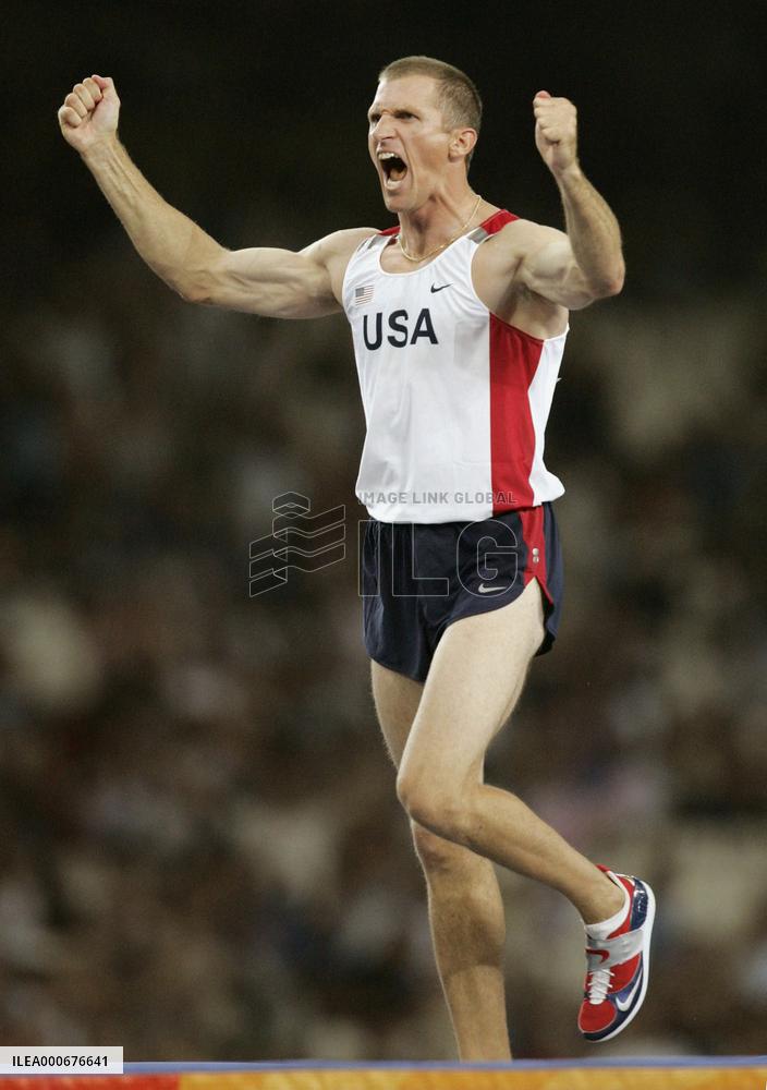 (2)Mack captures gold in men's pole vault