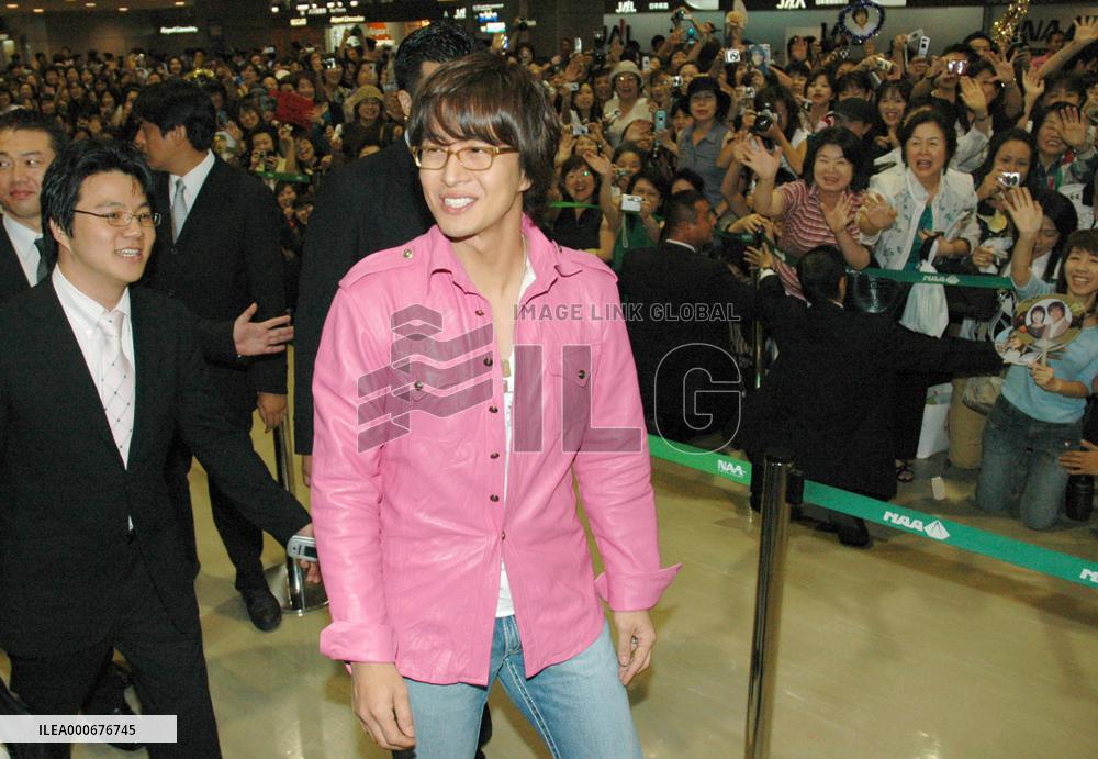 Bae arrives in Japan for film publicity, welcomed by 600 fans