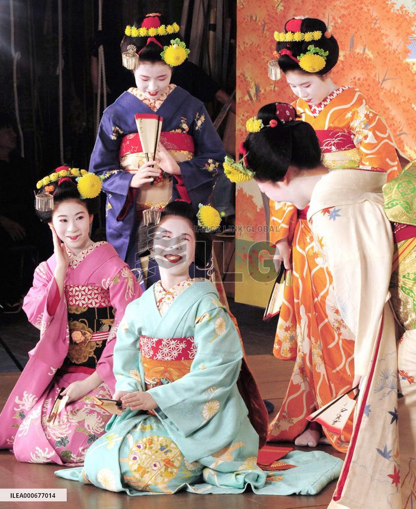 Preparation for Kyoto's 'Gion Odori'