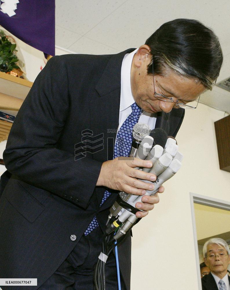 Ex-Foreign Minister Machimura narrowly wins reelection