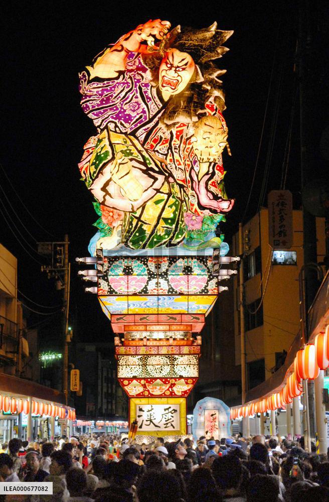 Huge lantern features in start of Tachi-neputa festival