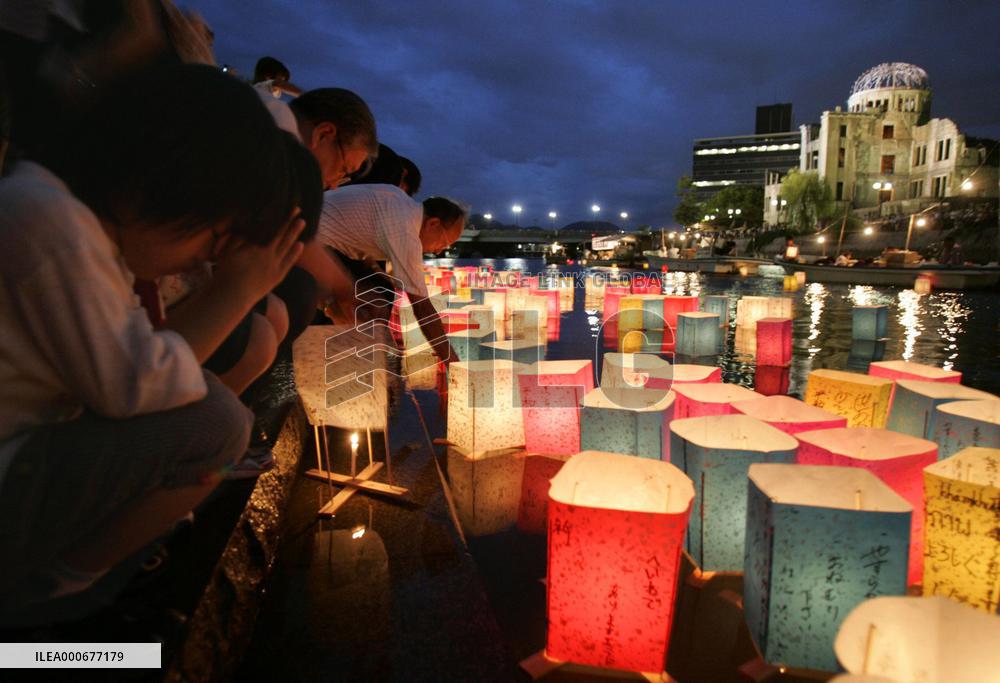 Hiroshima marks A-bomb anniversary, lanterns floated in memory