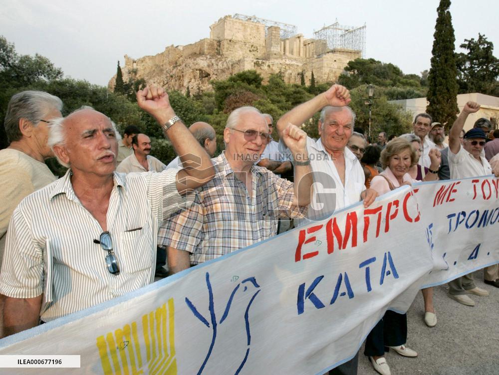 Greek people rally against 1945 atomic bombings in Japan
