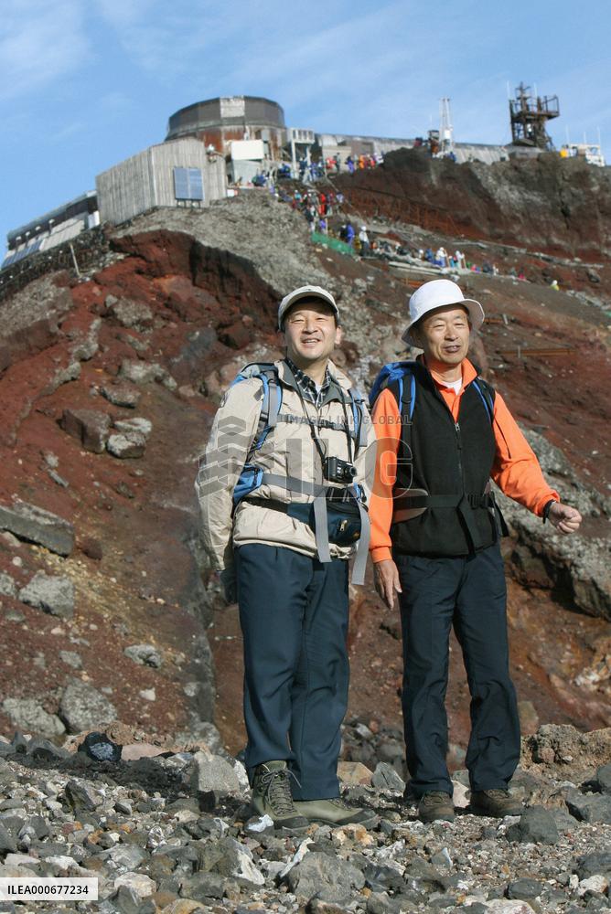 Crown Prince reaches summit of Mt. Fuji