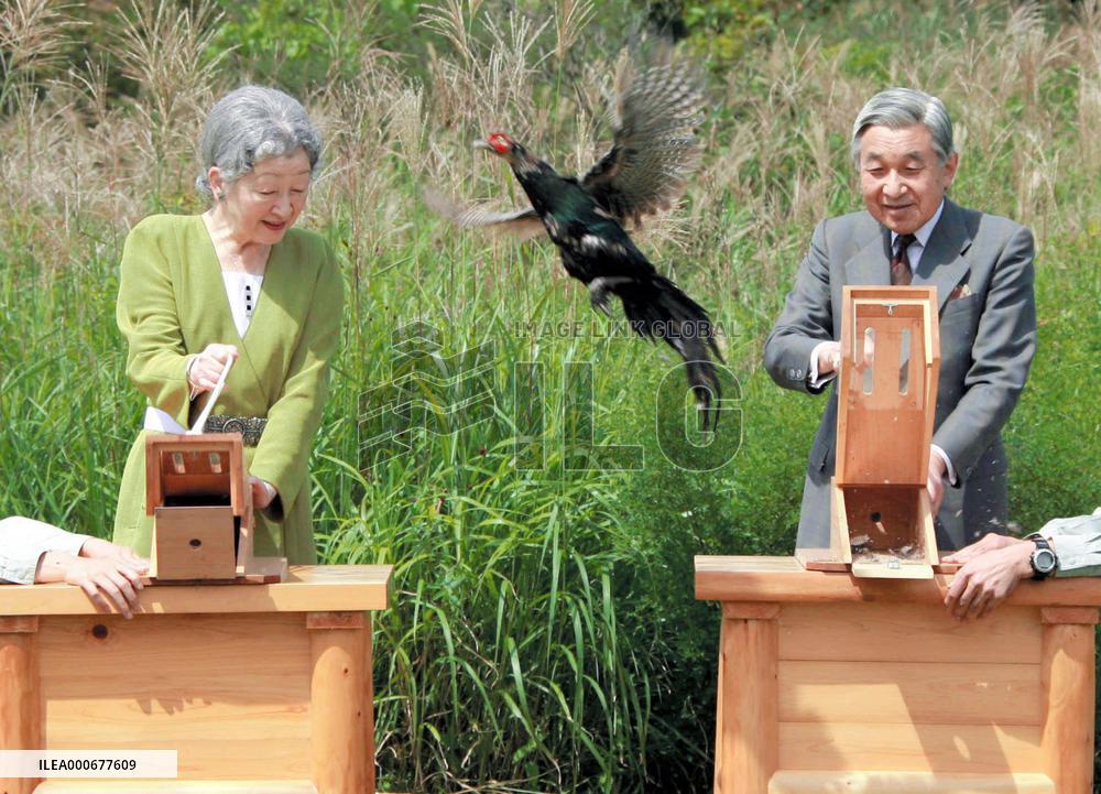 Emperor, empress release pheasants from Nasu summer villa
