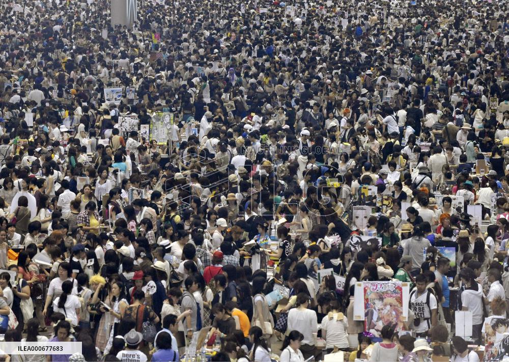 Manga, game fans gather at site of Comic Market