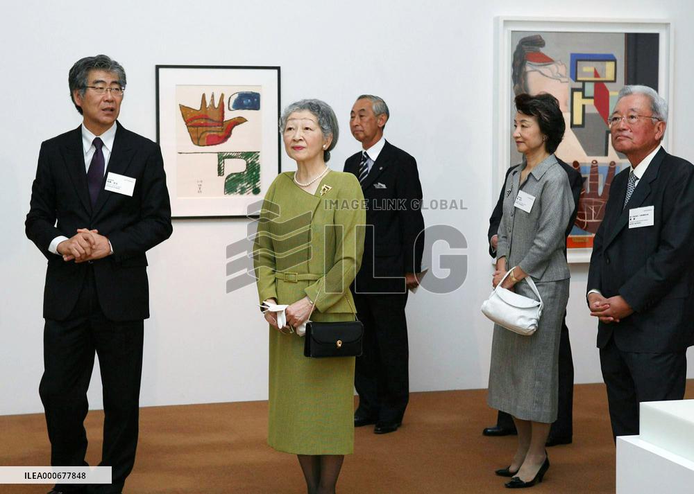 Empress Michiko visits Le Corbusier exhibition