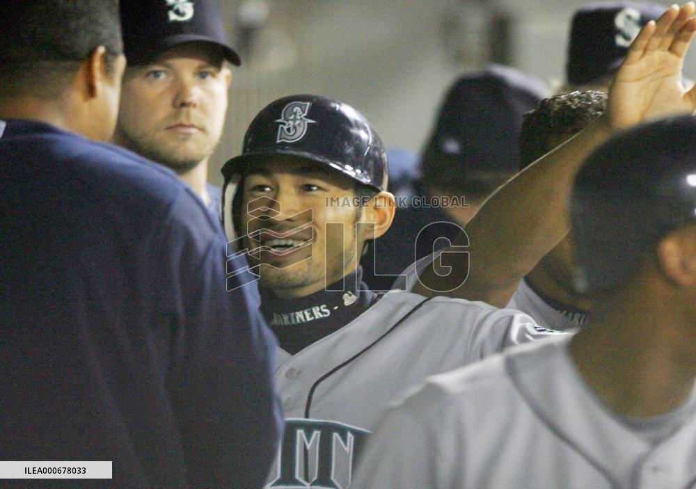 Suzuki gets 100th run as Seattle crush White Sox
