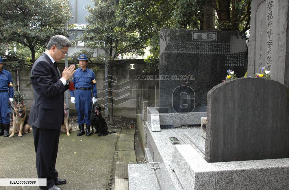 Memorial service for police dogs held at Tokyo pets cemetery