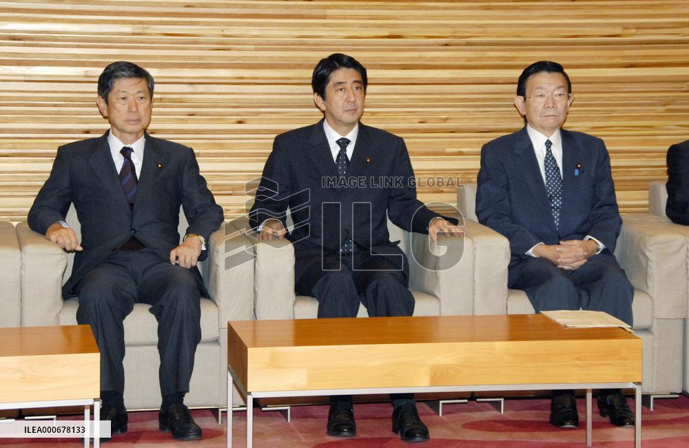 Cabinet resigns en masse ahead of election of Fukuda as premier
